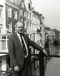 105766 Portret van G.J. Mook, geboren 24 maart 1935, directeur van de Gemeentelijke Kredietbank te Utrecht (1986-?). ...